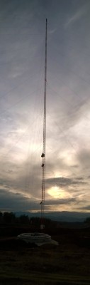 L'antenna con le sue luci rosse segnala la presenza del parco eolico